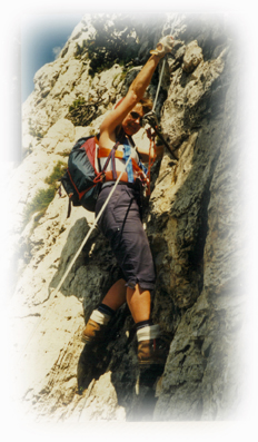 Chirsta Herforth beim Klettern in den Dolomiten am Seil in ausgestzter Stelle