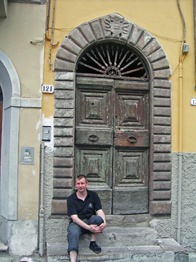 Italein Arne in Pisa vor grosser Haustür