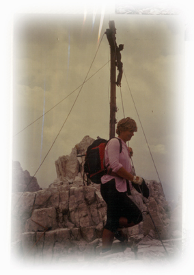Christa auf einem Gipfel mit Gipfelkreutz