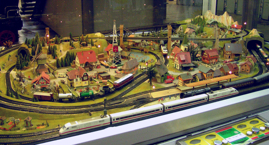 Modelleisenbahn auf Platte von Grassner