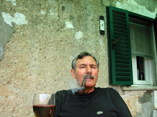 Ekkehart mit Pfeifeund Rotweinglas- in Casoli (Italien) 