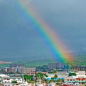 Honolulu mit dem Regenbogen nach dem täglichen Regenschauer