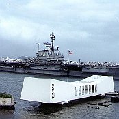 im Hintergrund die USS Missouri wurde 1992 außer Dienst gestellt und dient als Museum in Pearl Harbor 